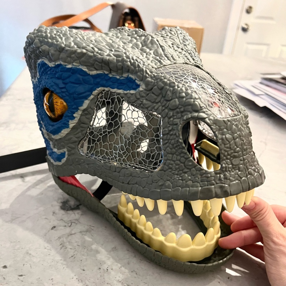 Jurassic World Mattel Velociraptor Chomp 'N Roar Mask. Excellent condition roars